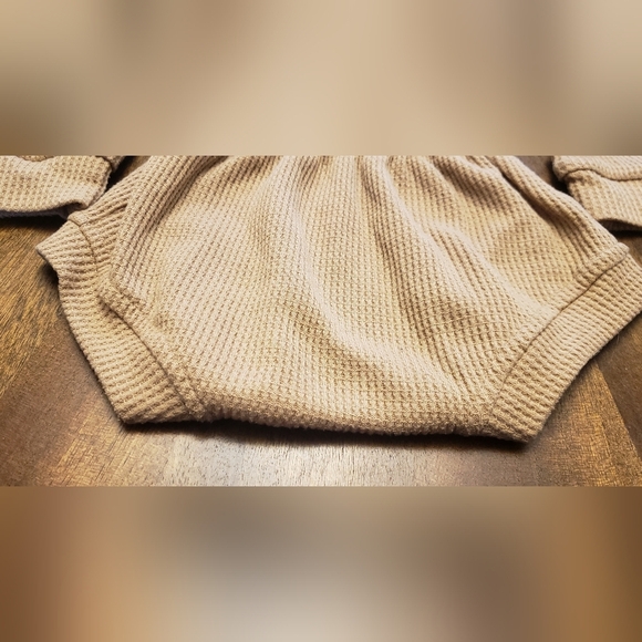 Tan Waffle Pattern Baby Romper with White Rainbow Design Size 12-18 Months - Picture 6 of 9